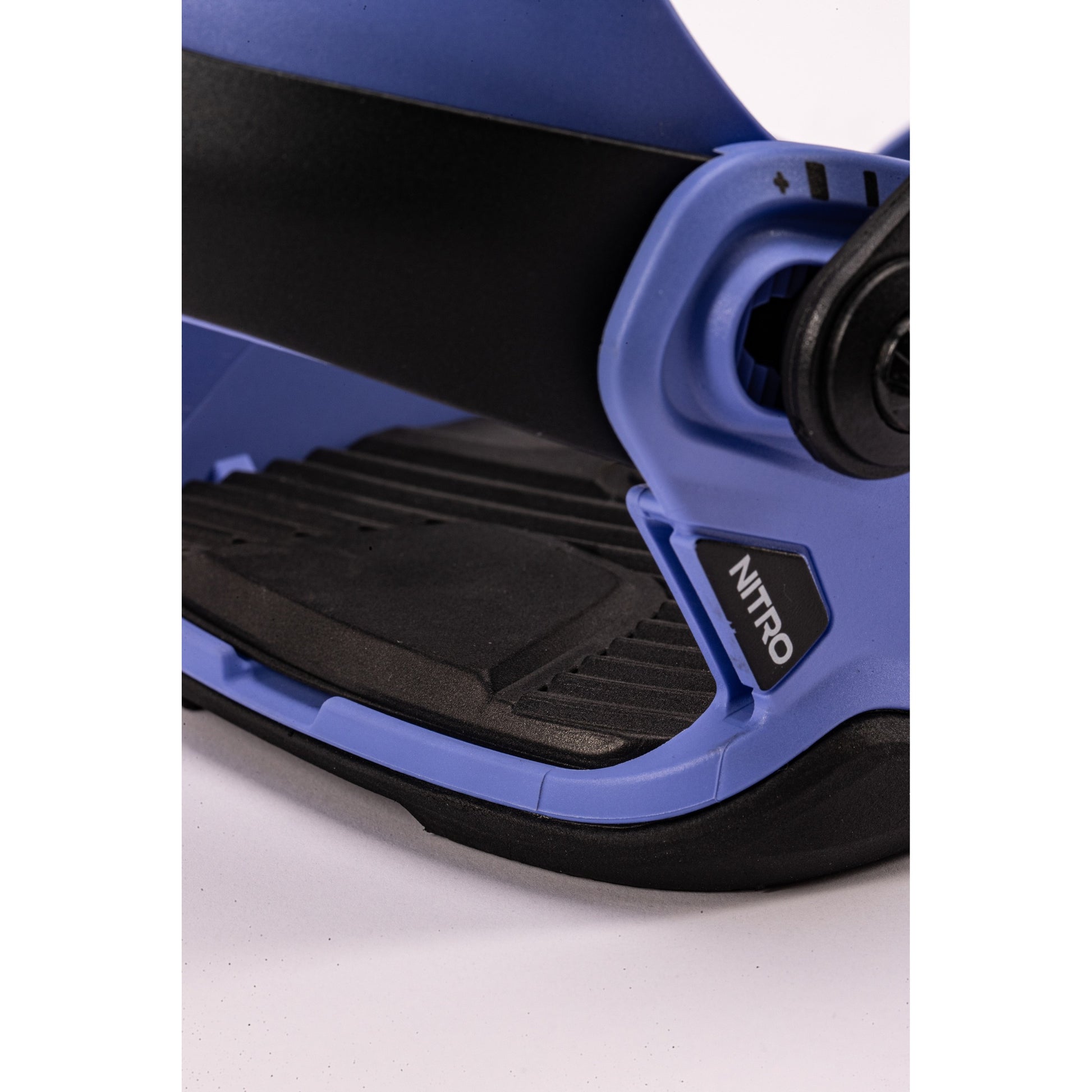 Nitro Talent Bindings 2027 detail - HARD VIOLET