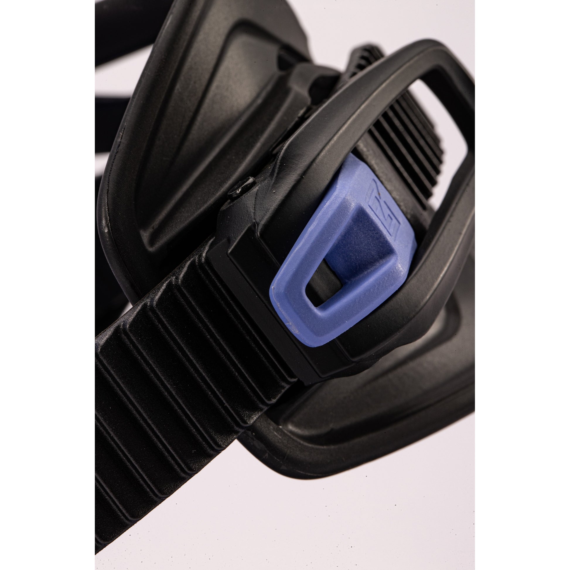 Nitro Talent Bindings 2027 detail - HARD VIOLET